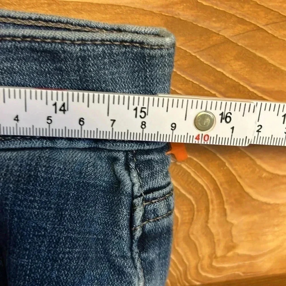 Womens Levis size 6 Classic Straight Distressed hole in right knee streetwear - Picture 5 of 11